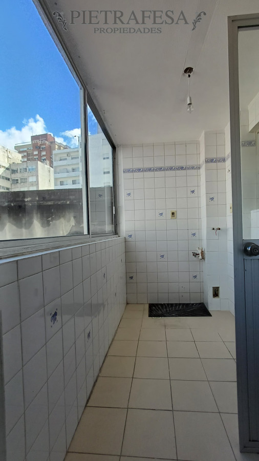 Apartamento ID.12318 - Apartamento en alquiler, 4dormitorios, 3baños, terraza, garaje. Pocitos.