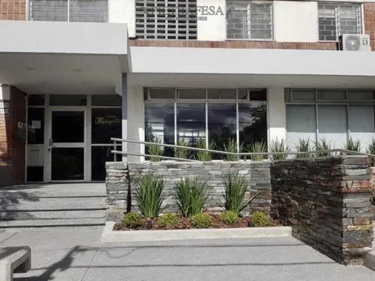 Apartamento ID.13883 - Apartamento en alquiler, 2 dormitorios, 1 baño, garaje. Malvin.