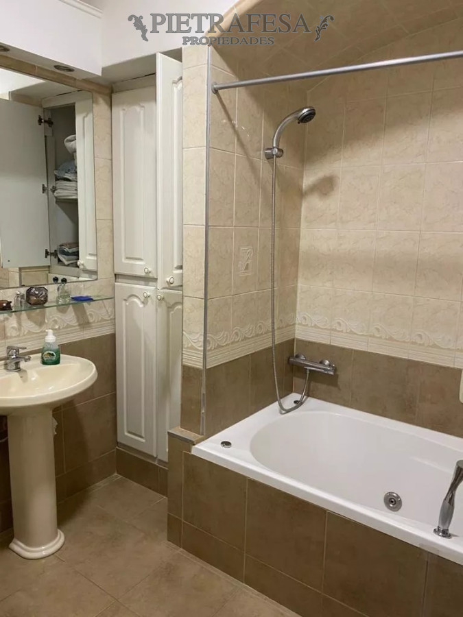 Apartamento ID.6052 - Apartamento en venta 4 dormitorios, 3 baños y patio- Zelmar Michelini -Centro