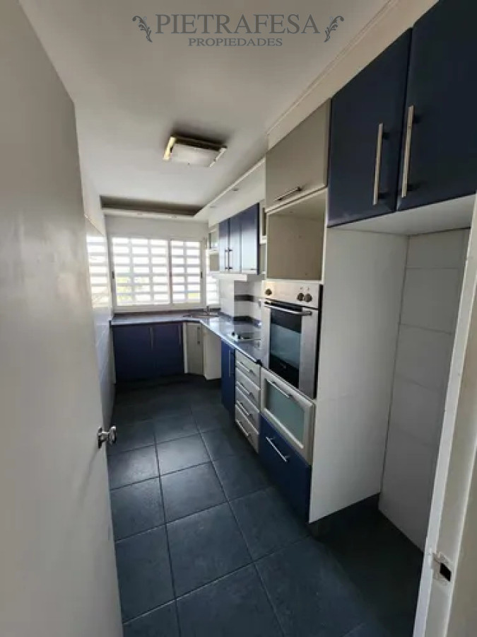 Apartamento ID.13883 - Apartamento en alquiler, 2 dormitorios, 1 baño, garaje. Malvin.