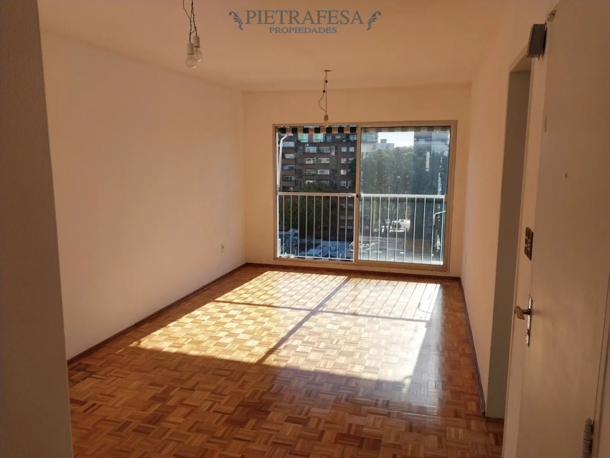 Apartamento ID.15740 - Apartamento en alquiler, 2 dormitorios, 2 baños, cochera. Pocitos.