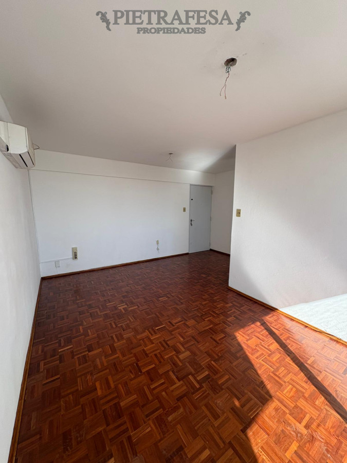 Apartamento ID.14240 - Apartamento en pleno Centro - Amplio de 2 dormitorios con Balcón al frente