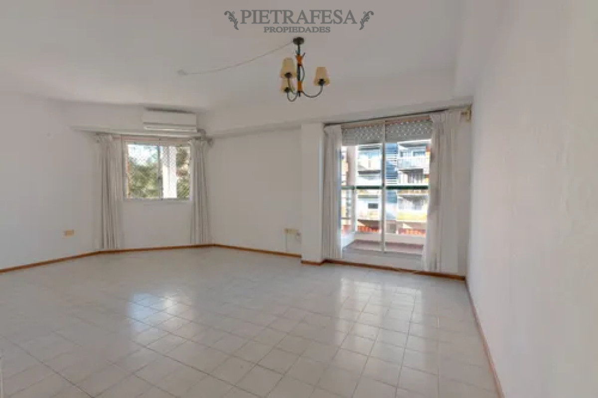 Apartamento ID.13586 - Apartamento en alquiler, 2dormitorios, 1baño, balcón, cochera. Buceo.