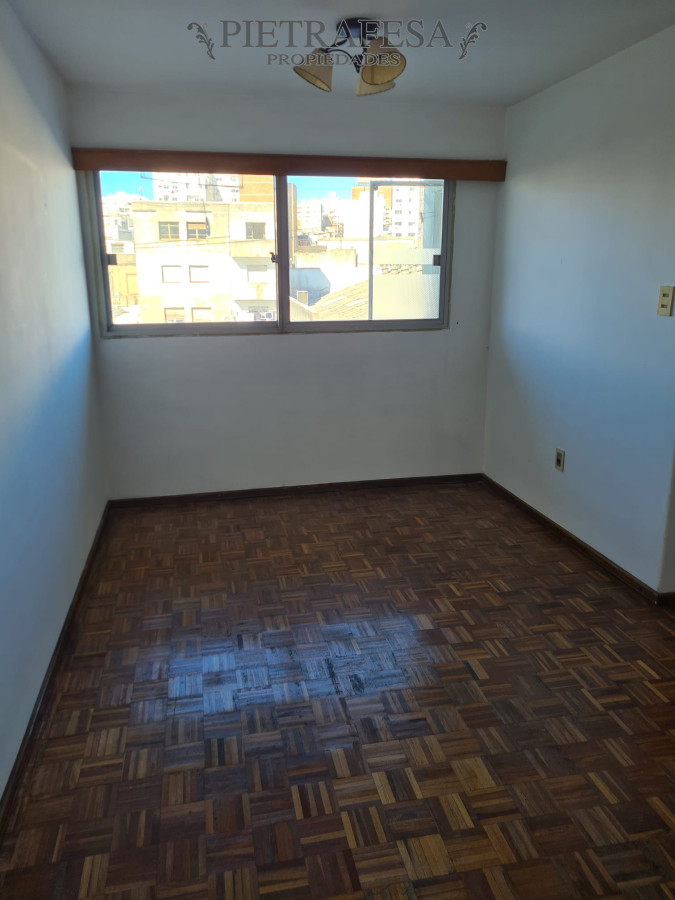 Apartamento ID.4221 - Apartamento en alquiler, 1 dormitorio, 1 baño, balcón, Galicia Centro.