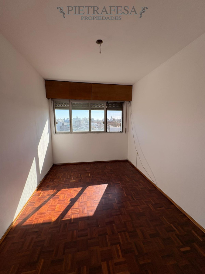 Apartamento ID.14240 - Apartamento en pleno Centro - Amplio de 2 dormitorios con Balcón al frente