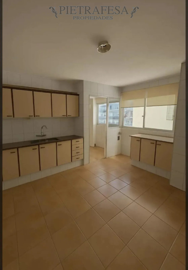 Apartamento ID.15217 - Apartamento en VENTA CON RENTA!!4 dormitorios, 3 baños, terraza, cochera doble. Pocitos  