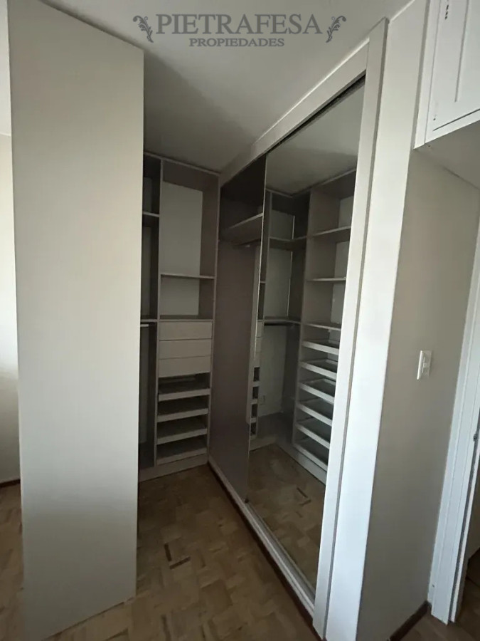 Apartamento ID.15238 - Apartamento en venta, 2 dormitorios, baño, servicio completo, balcón, garaje. Pocitos.
