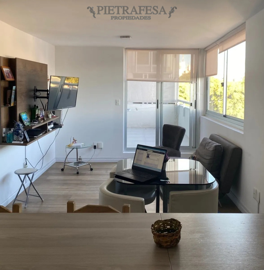 Apartamento ID.3623 - Apartamento en Venta con Renta, 2 dormitorios, 1 baño, terraza, Defensa, Cordón.