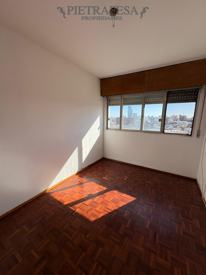 Apartamento ID.14240 - Apartamento en pleno Centro - Amplio de 2 dormitorios con Balcón al frente