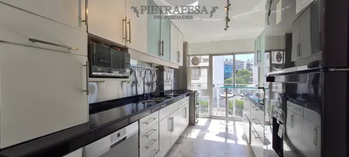 Apartamento ID.12424 - Apartamento en alquiler, 4dormitorios, 3baños, terraza, cochera, amueblado. Punta Carretas.