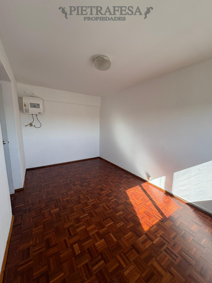 Apartamento ID.14240 - Apartamento en pleno Centro - Amplio de 2 dormitorios con Balcón al frente