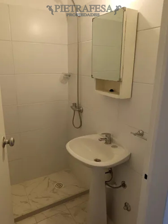Apartamento ID.13889 - Apartamento en alquiler, monoambiente, 1 baño. Gastos comunes bajos. Cordón.