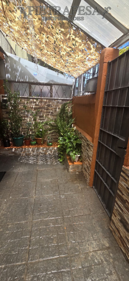 Apartamento ID.15171 - Apartamento tipo duplex en venta, 2 dormitorios, 1 baño, patio. Reducto.