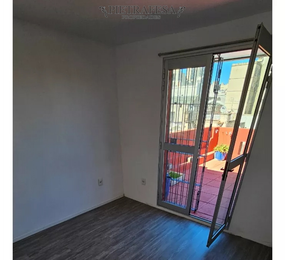 Apartamento ID.7367 - Apartamento en alquiler, Penthouse, 2 dormitorios, 1 baño, terraza con parrillero. Ciudad Vieja.