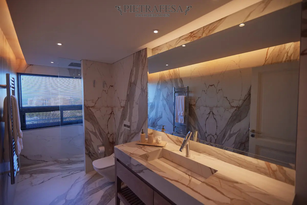 Apartamento ID.14274 - Apartamento en alquiler, 3 dormitorios, 3 baños, terraza, garaje, jacuzzi. Punta Carretas.