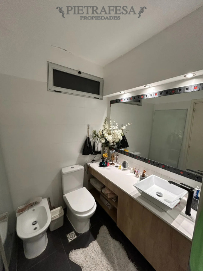 Apartamento ID.15238 - Apartamento en venta, 2 dormitorios, baño, servicio completo, balcón, garaje. Pocitos.
