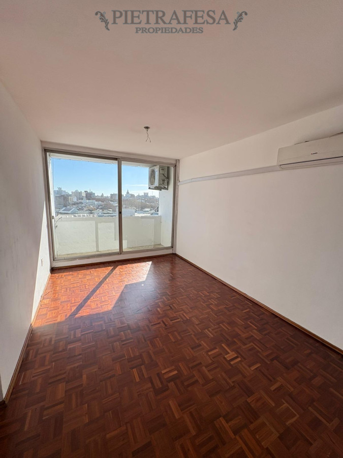 Apartamento ID.14240 - Apartamento en pleno Centro - Amplio de 2 dormitorios con Balcón al frente