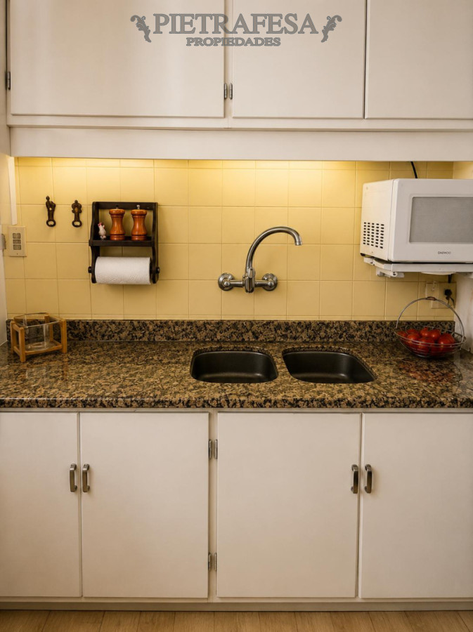 Apartamento ID.14221 - Apartamento en Pocitos, 3 dormitorios, 2 baños y Garage a metros del mar