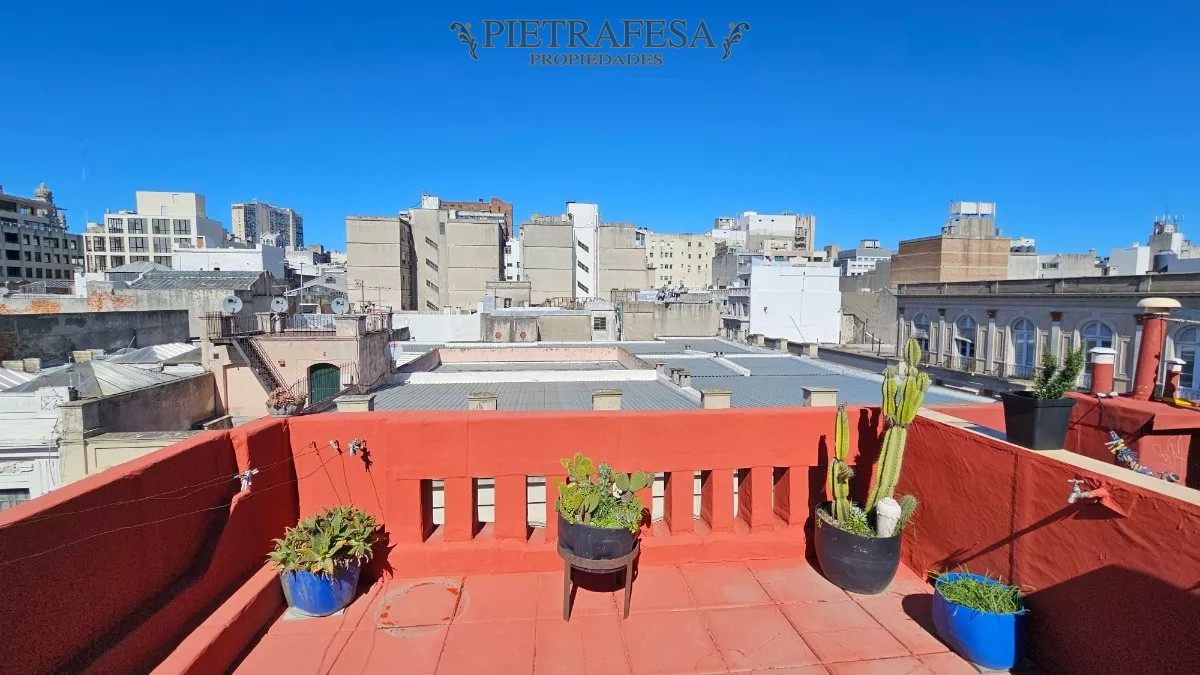 Apartamento ID.7367 - Apartamento en alquiler, Penthouse, 2 dormitorios, 1 baño, terraza con parrillero. Ciudad Vieja.