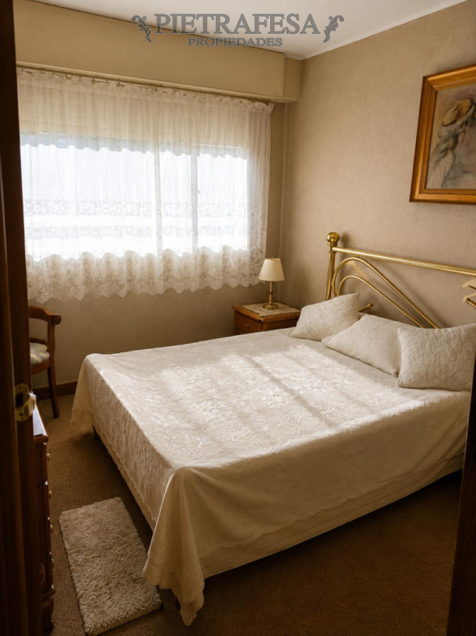 Apartamento ID.14221 - Apartamento en Pocitos, 3 dormitorios, 2 baños y Garage a metros del mar