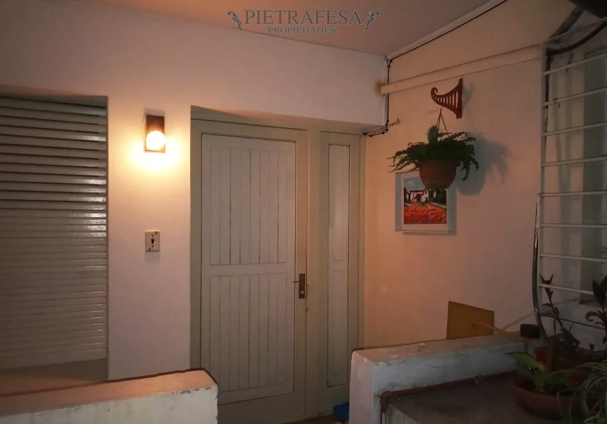 Apartamento ID.6468 - Apartamento en venta -CON RENTA 1 dormitorio , 1 baño y patio- Canelones- Ciudad Vieja. 