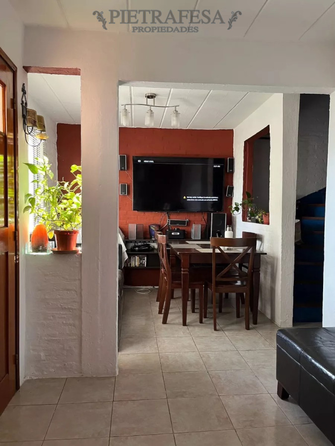 Apartamento ID.11916 - Dúplex en venta 2 dormitorios, 1 baño, patio -Colón