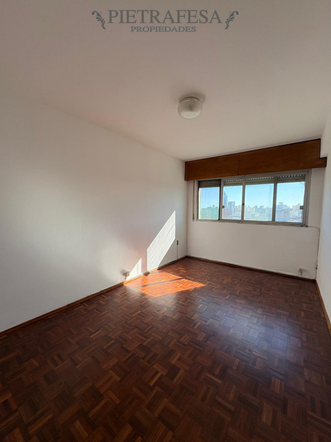 Apartamento ID.14240 - Apartamento en pleno Centro - Amplio de 2 dormitorios con Balcón al frente