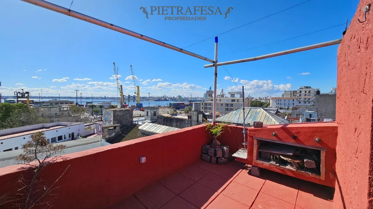 Apartamento ID.7367 - Apartamento en alquiler, Penthouse, 2 dormitorios, 1 baño, terraza con parrillero. Ciudad Vieja.
