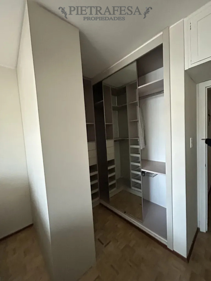 Apartamento ID.15238 - Apartamento en venta, 2 dormitorios, baño, servicio completo, balcón, garaje. Pocitos.
