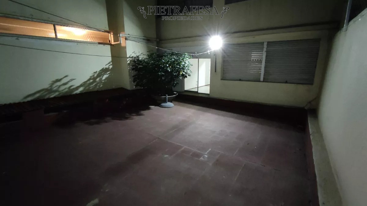 Apartamento ID.11415 - Apto en venta con renta, 1 dormitorio, 1 baño, patio-Cordón.