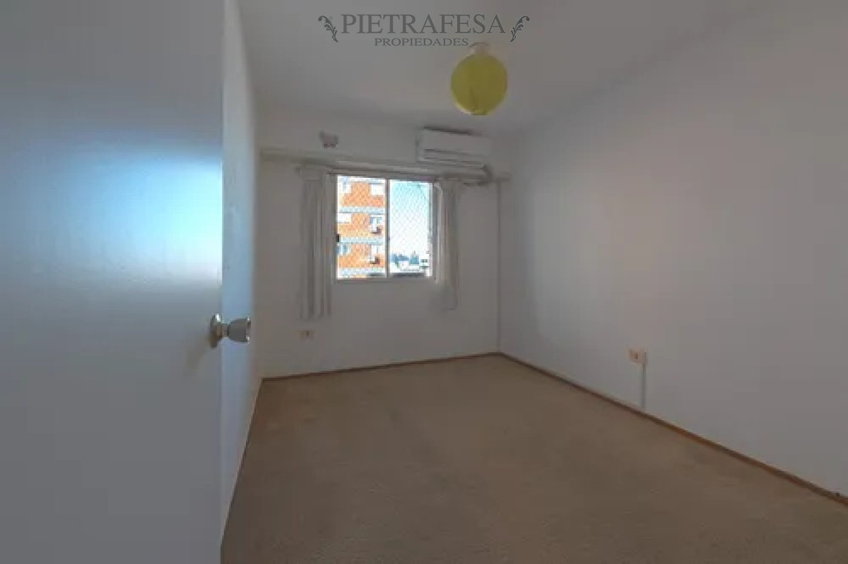 Apartamento ID.13586 - Apartamento en alquiler, 2dormitorios, 1baño, balcón, cochera. Buceo.