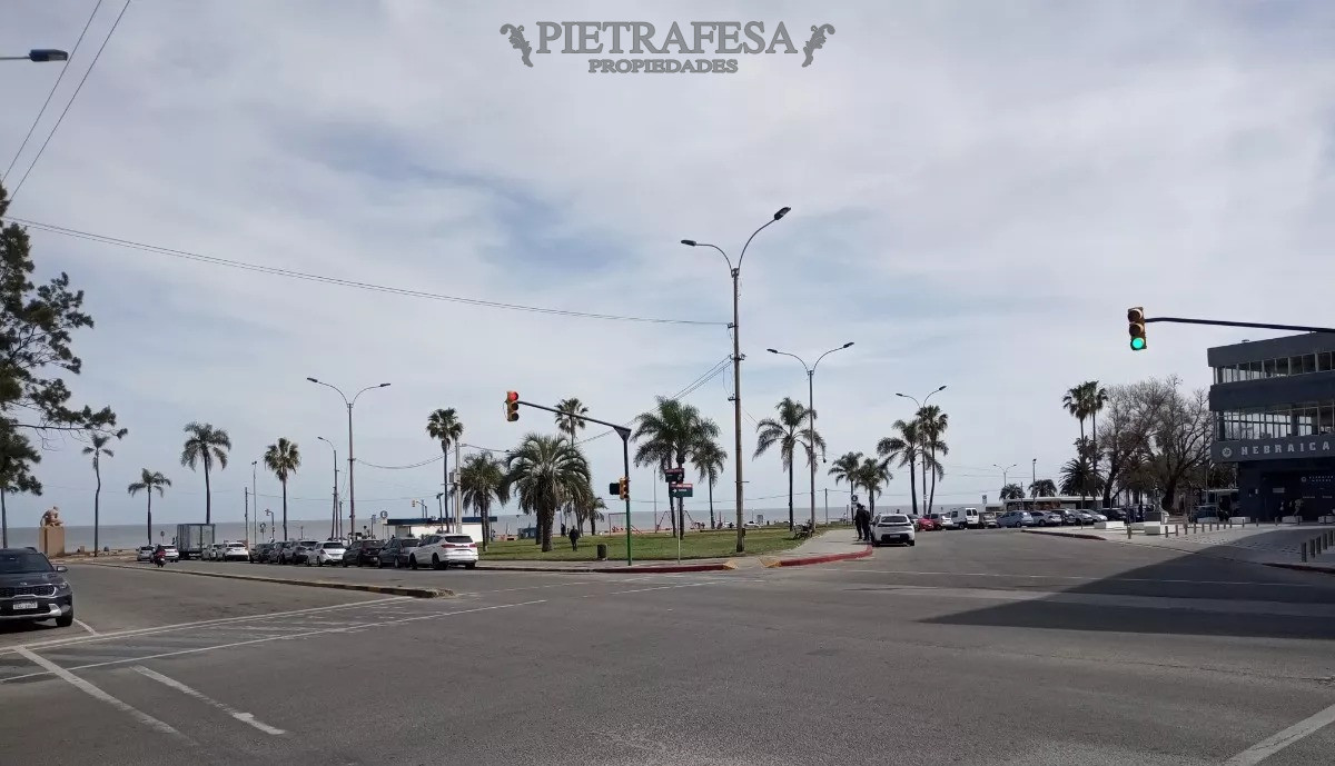 Apartamento ID.6468 - Apartamento en venta -CON RENTA 1 dormitorio , 1 baño y patio- Canelones- Ciudad Vieja. 