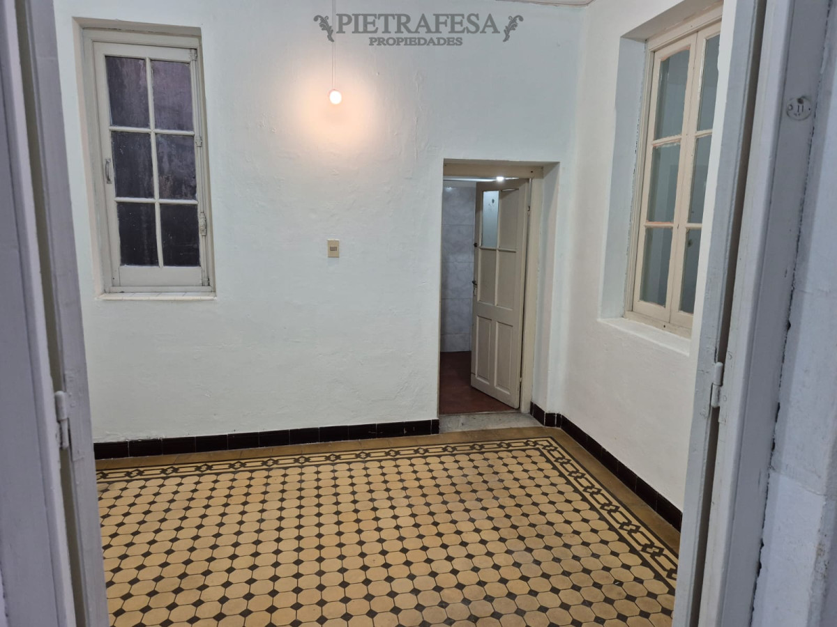 Apartamento ID.3877 - Apartamento en alquiler, 2 dormitorios, 1 baño, patio, Julio Herrera y Obes, Centro.