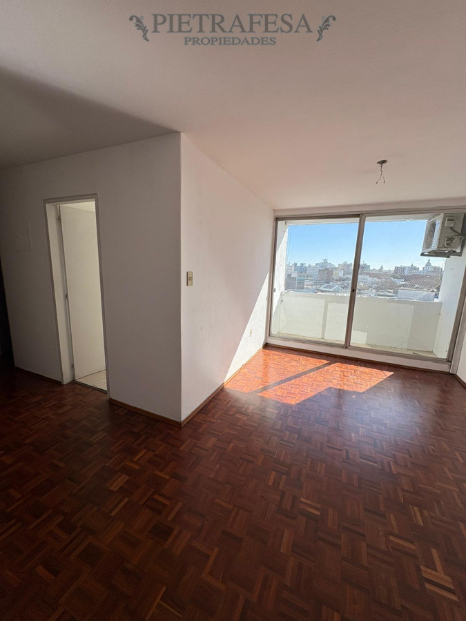 Apartamento ID.14240 - Apartamento en pleno Centro - Amplio de 2 dormitorios con Balcón al frente