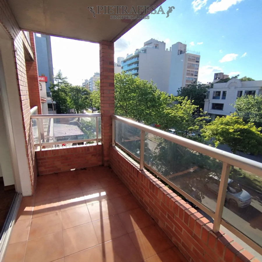 Apartamento ID.14764 - Apartamento en alquiler, monoambiente, 1 baño, terraza. Pocitos. 