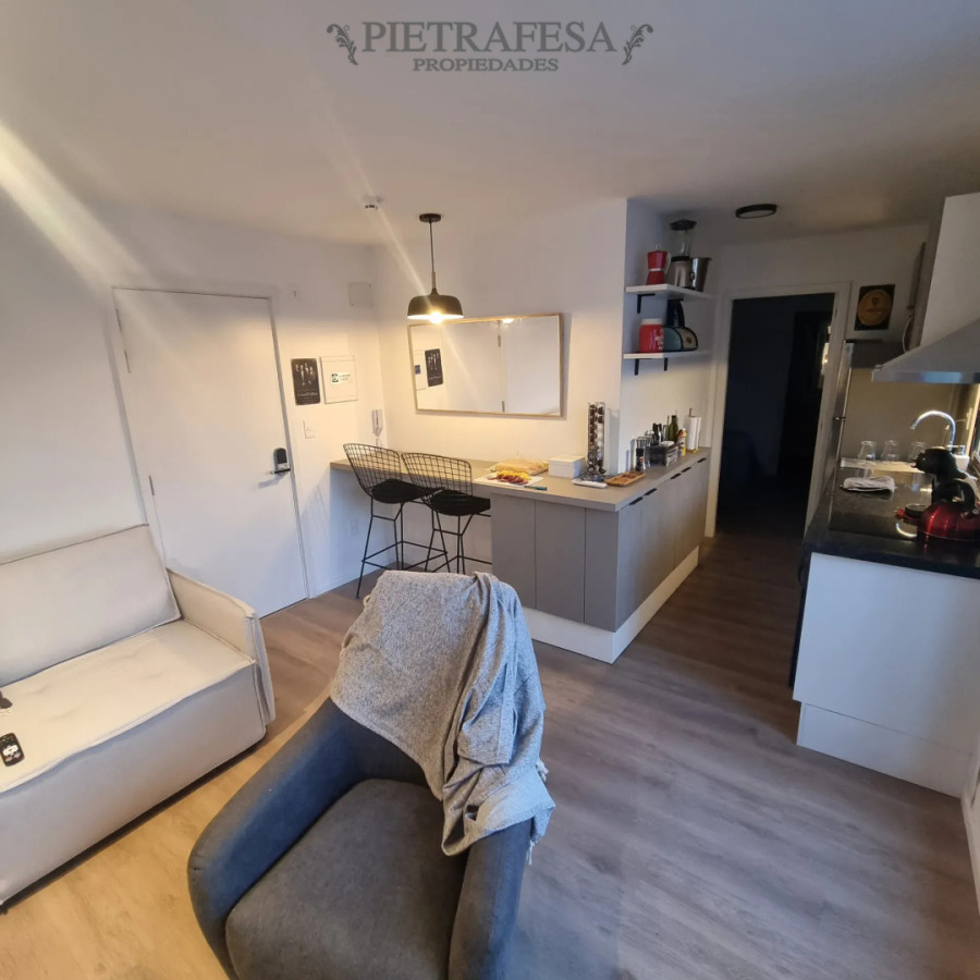 Apartamento ID.15379 - Penthouse en venta, 1 dormitorio, 1 baño, terraza con parrillero. Amueblado. Cordón.