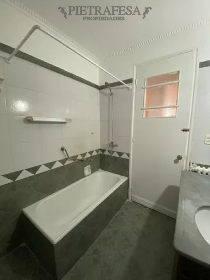 Apartamento ID.9297 - Apartamento en alquiler, 3dorm, 2 baños. Ciudad Vieja.