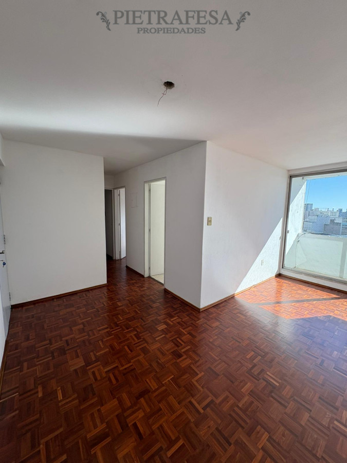 Apartamento ID.14240 - Apartamento en pleno Centro - Amplio de 2 dormitorios con Balcón al frente