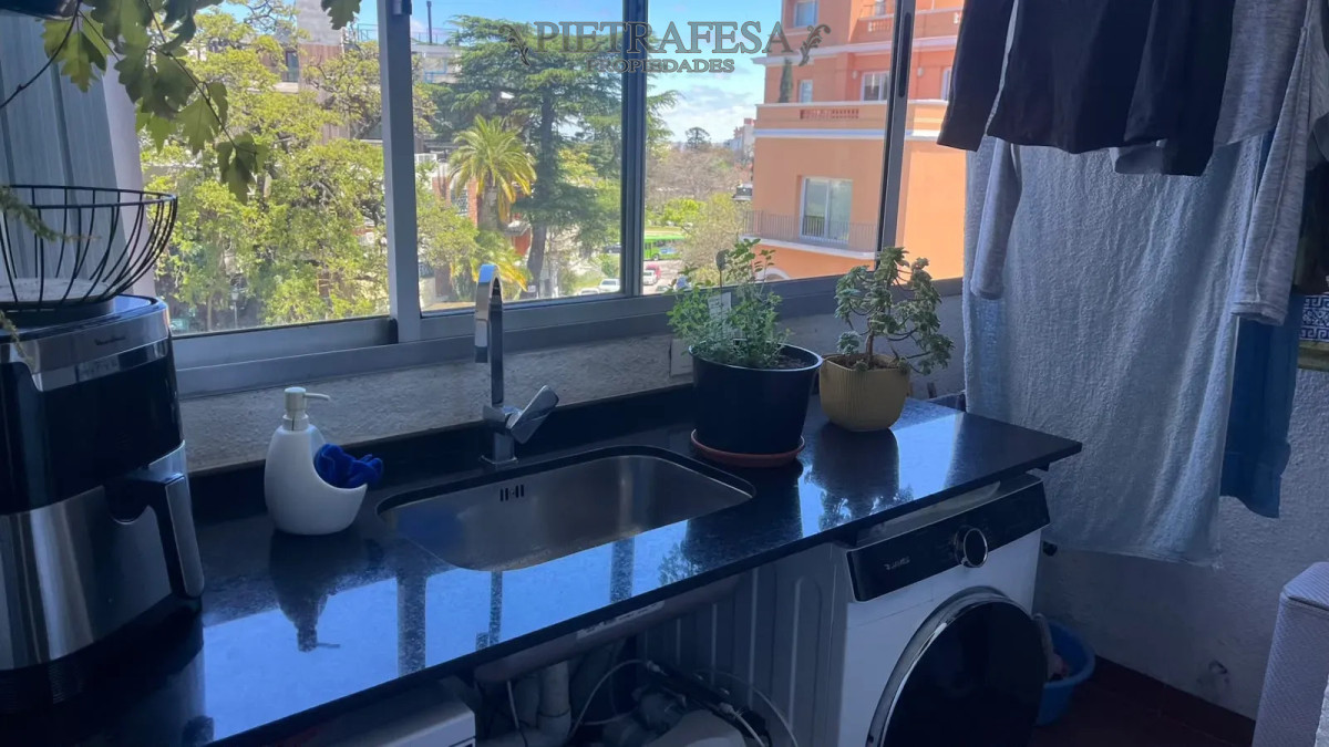 Apartamento ID.16667 - Venta de apartamento, 3 dormitorios , 2 baños , terraza , garaje . Parque Rodó