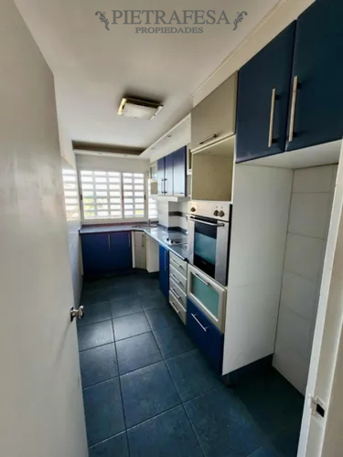 Apartamento ID.13883 - Apartamento en alquiler, 2 dormitorios, 1 baño, garaje. Malvin.