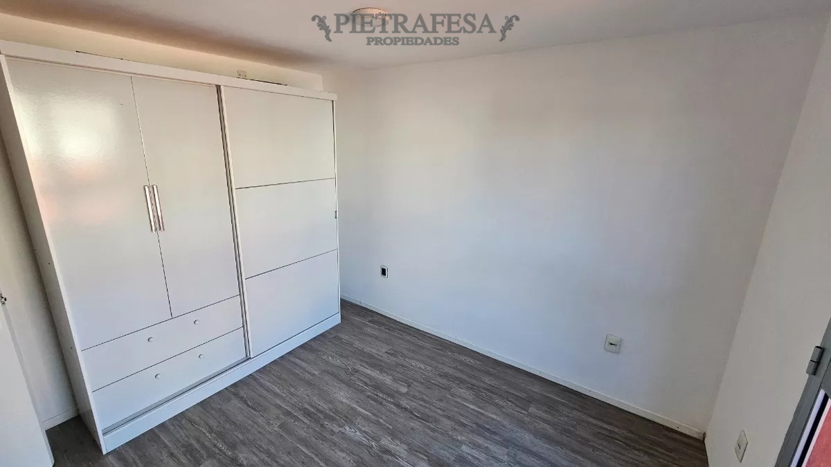 Apartamento ID.7367 - Apartamento en alquiler, Penthouse, 2 dormitorios, 1 baño, terraza con parrillero. Ciudad Vieja.