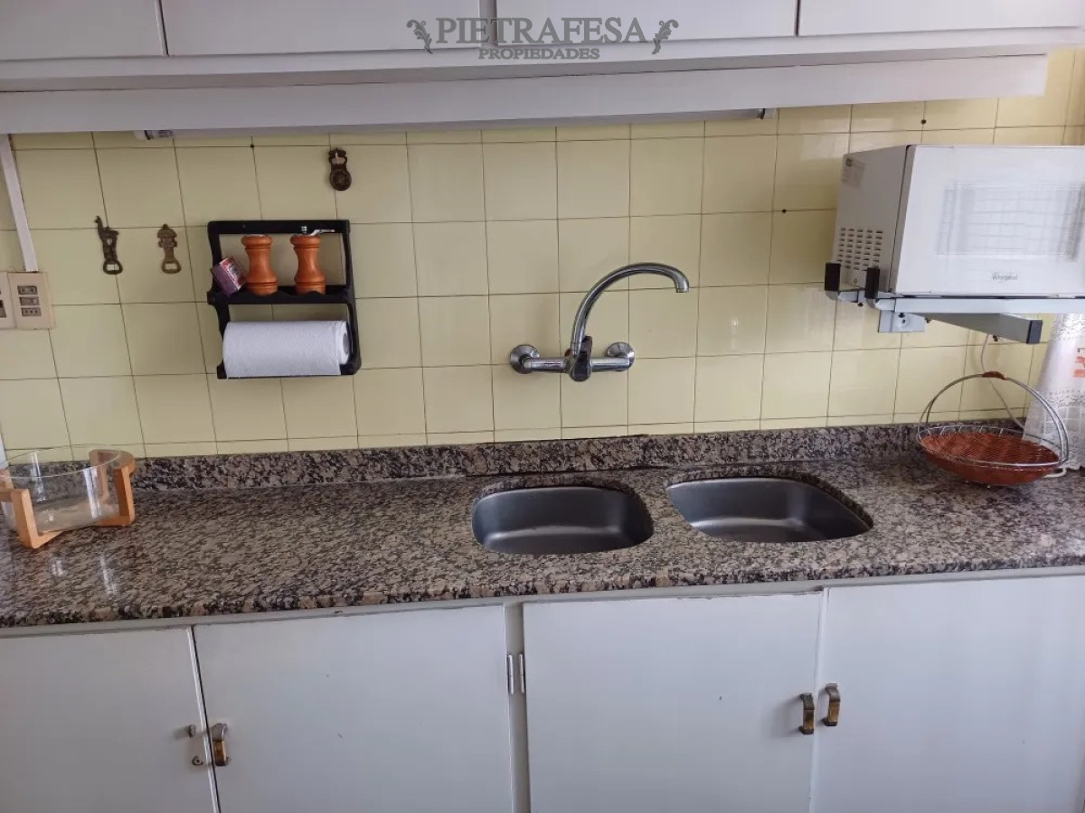 Apartamento ID.14221 - Apartamento en Pocitos, 3 dormitorios, 2 baños y Garage a metros del mar
