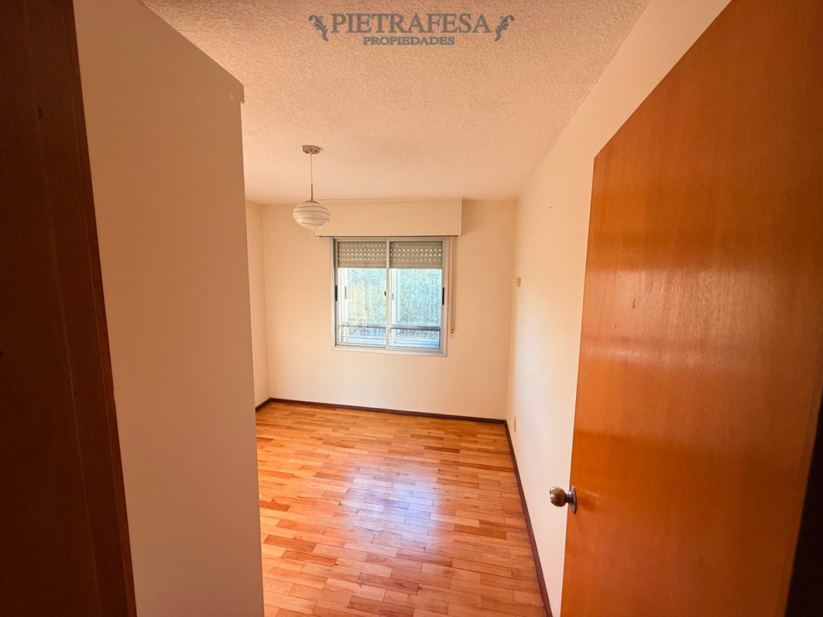 Apartamento ID.15777 - Apartamento en venta, 2 dormitorios, 1 baño, terraza, garaje. Aguada.