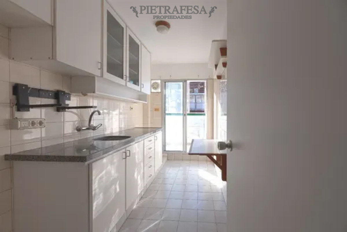 Apartamento ID.13586 - Apartamento en alquiler, 2dormitorios, 1baño, balcón, cochera. Buceo.