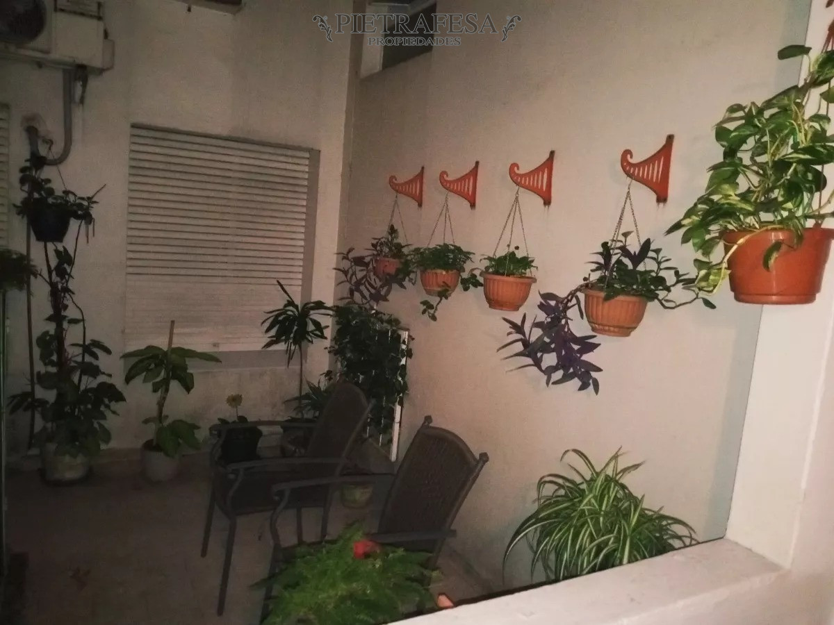 Apartamento ID.6468 - Apartamento en venta -CON RENTA 1 dormitorio , 1 baño y patio- Canelones- Ciudad Vieja. 