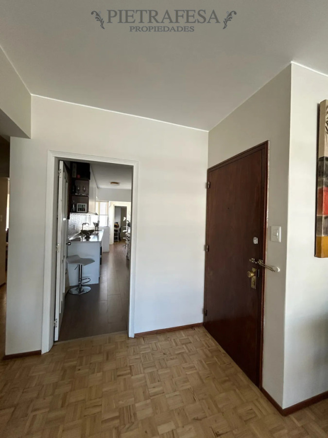 Apartamento ID.15238 - Apartamento en venta, 2 dormitorios, baño, servicio completo, balcón, garaje. Pocitos.