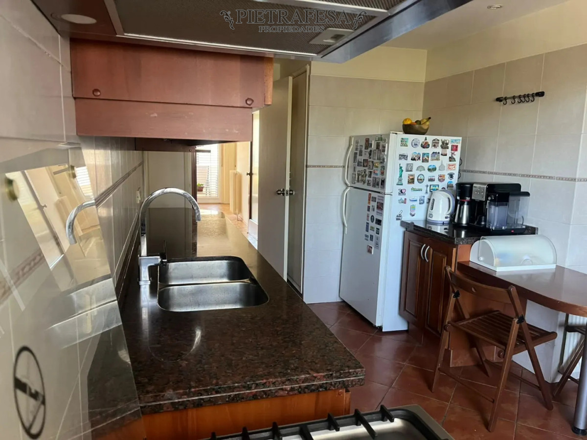 Apartamento ID.16667 - Venta de apartamento, 3 dormitorios , 2 baños , terraza , garaje . Parque Rodó