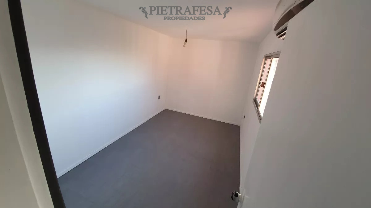 Apartamento ID.7367 - Apartamento en alquiler, Penthouse, 2 dormitorios, 1 baño, terraza con parrillero. Ciudad Vieja.