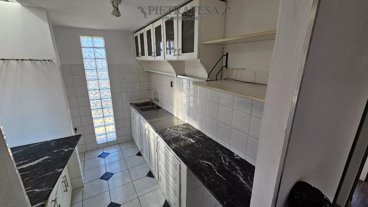 Apartamento ID.7367 - Apartamento en alquiler, Penthouse, 2 dormitorios, 1 baño, terraza con parrillero. Ciudad Vieja.