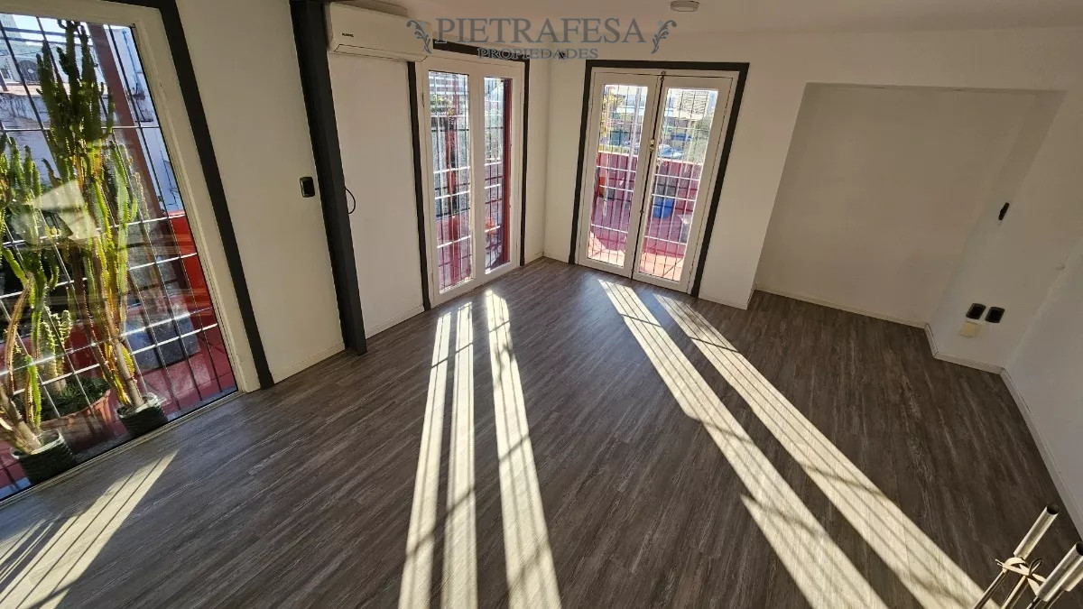 Apartamento ID.7367 - Apartamento en alquiler, Penthouse, 2 dormitorios, 1 baño, terraza con parrillero. Ciudad Vieja.